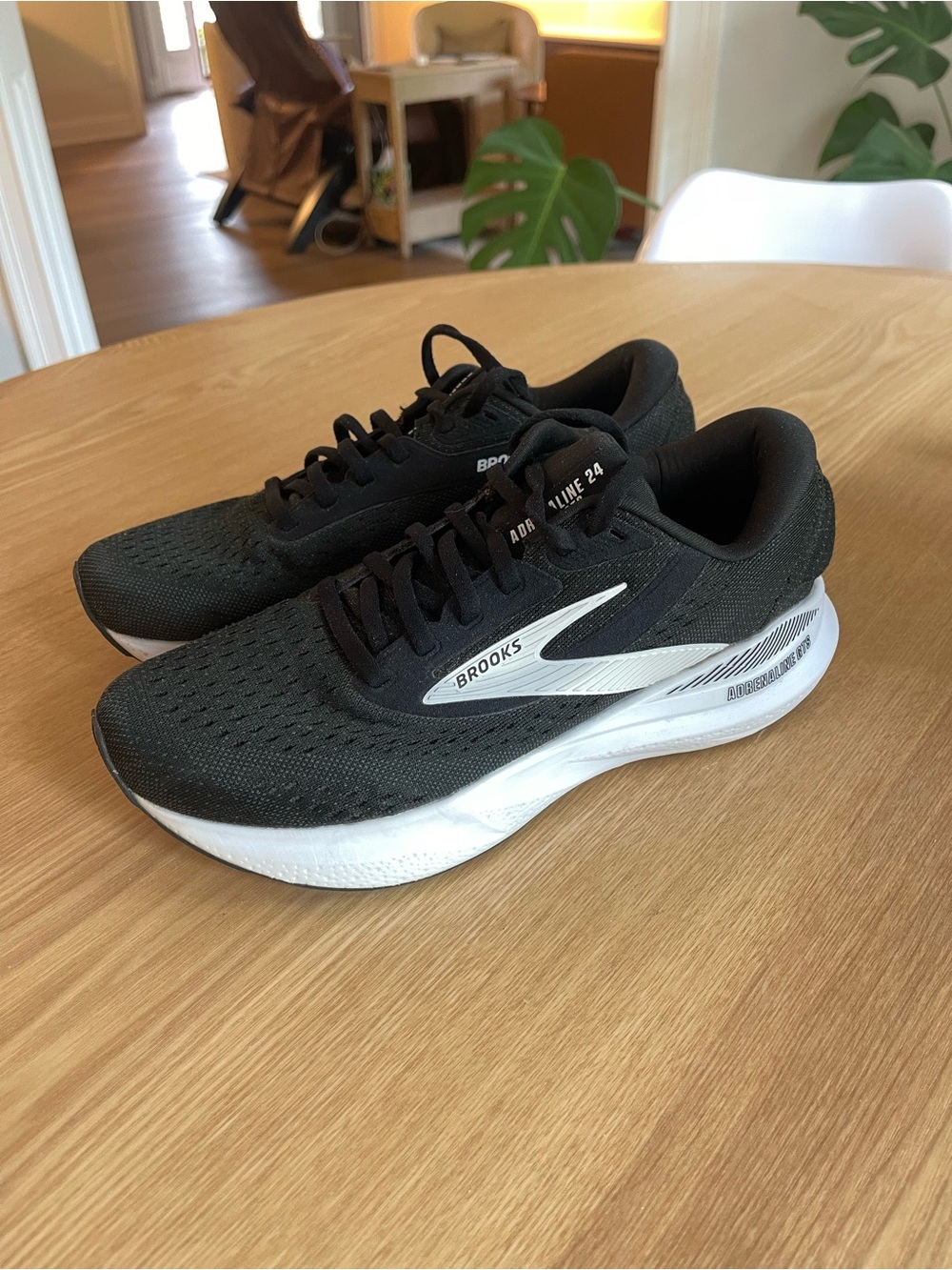 Brooks Women's Adrenaline GTS 24 (087 - Black/White) 9 Wide